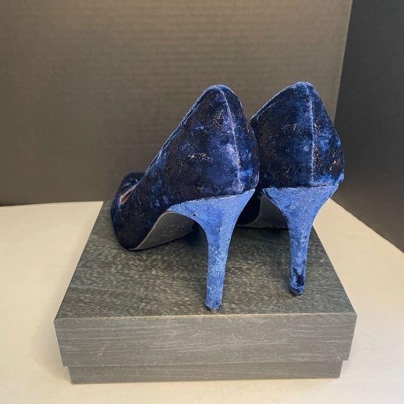 Wild Diva Lounge blue velvet heels in women’s size 6.5 - Picture 4 of 5